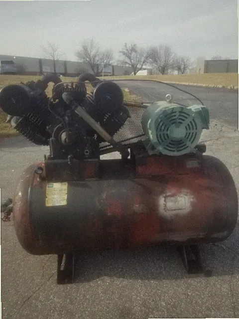 USED 30-HP SAYLOR BEALL PISTON COMPRESSOR MOUNTED ON 240 GALLON TANK